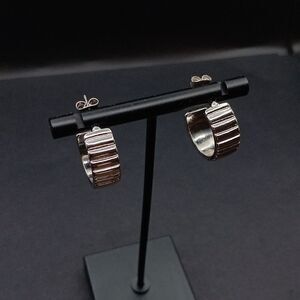 Beautiful Silver Ribbed Half Hooped‎ Earrings. Great Pre-Owned Condition